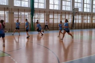 Dziewczęta podczas gry na zawodach w piłkę ręczną