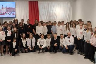 Uczniowie i nauczyciele pozują do zdjęcia