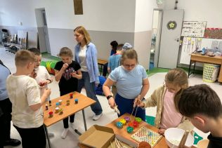 uczniowie biorą aktywny udział w strefach aktywności w dzień świadomości autyzmu.