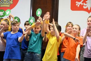 Uczniowie klasy 4a i 4b w czasie występu w Starostwie Powiatowym