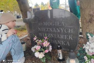 Klasa V b przy mogile więźniarek Majdanka