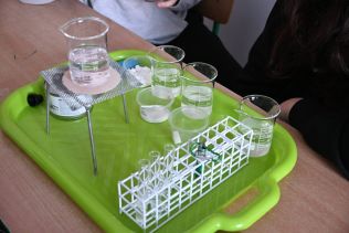 Szkolny &bdquo;Fun Lab&rdquo; na lekcji chemii