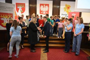 Starosta powiatu lubelskiego, dyrektor, nauczyciele i uczniowie ZSP Krzczonów otrzymujący nagrody.