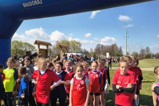 Grupa uczennic przed biegiem