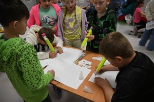 Uczniowie klasy 3 b wykonujący prace plastyczną w I dzień wiosny.