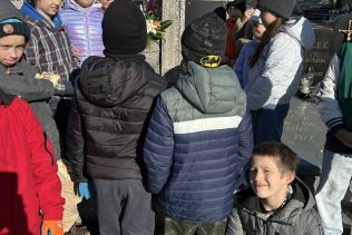 Uczniowie klasy III b przy grobie księdza Stefana Zdzichowskiego