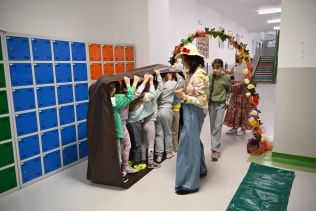 Grupa uczniów wykonujących ćwiczenie pt. gąsiennica.