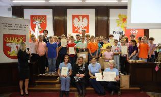 Starostwo Powiatowe w Lublinie, starosta lubelski, dyrektor, nauczyciele i uczniowie ZSP Krzczon&oacute;w z nagrodami.