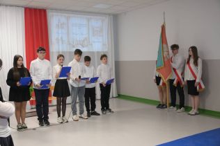 występ uczni&oacute;w podczas akademii