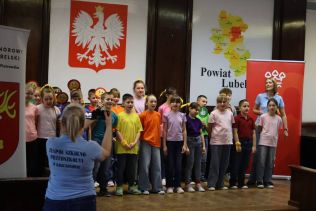 Uczniowie klasy 4a i 4b w czasie występu w Starostwie Powiatowym