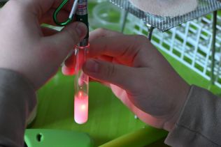 Szkolny &bdquo;Fun Lab&rdquo; na lekcji chemii