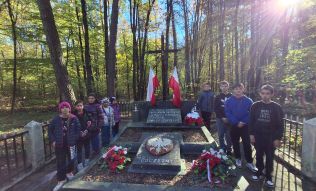 Porządkowanie mogiły Żołnierzy Batalion&oacute;w Chłopskich