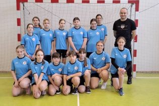 Dziewczęta na zawodach w piłkę ręczną w Bychawie