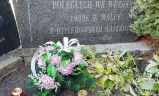 Klasa V a przy grobie bohater&oacute;w września 1939 roku