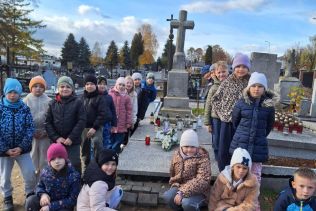 Klasa II a przy grobie ks. Wojciecha Wiązkowskiego