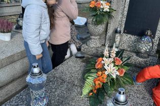 Uczniowie klasy III b przy grobie księdza Stefana Zdzichowskiego