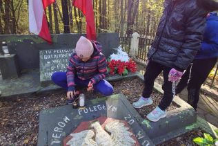Porządkowanie mogiły Żołnierzy Batalion&oacute;w Chłopskich