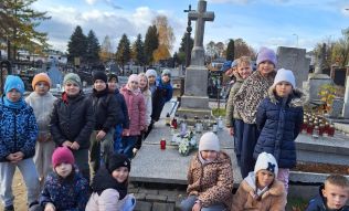 Klasa II a przy grobie ks. Wojciecha Wiązkowskiego