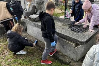 Klasa III a przy grobie Izabeli Tysowskiej