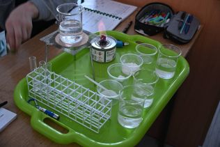 Szkolny &bdquo;Fun Lab&rdquo; na lekcji chemii