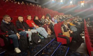 Mikołajkowy wyjazd do kina klas 7 A i B