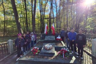 Porządkowanie mogiły Żołnierzy Batalion&oacute;w Chłopskich