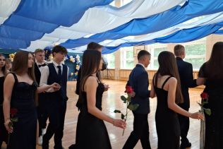 uczniowie klas 8 tańczący poloneza
