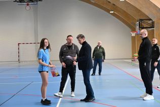Dyrektor wręcza dyplomy