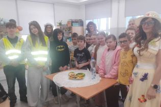 uczniowie klasy 4 b z panią wiosną i wychowawczynią