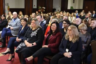 Starosta Lubelski oraz osoby biorące udział w gali finałowej zakończenia Innowacji pedagogicznej w starostwie powiatowym w Lublinie.