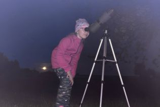 Łucja Brzyska z grupy 6-latk&oacute;w, obserwująca gwiazdy.