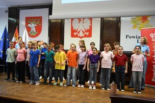 Uczniowie klasy 4a i 4b w czasie występu w Starostwie Powiatowym w Lublinie