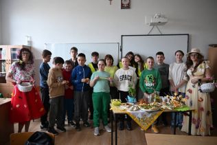 Uczniowie klasy 6 b z panią wiosną i wychowawczynią