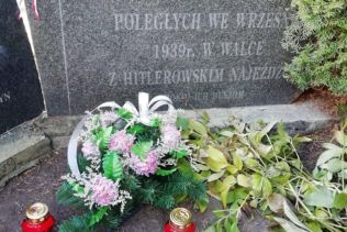 Klasa V a przy grobie bohater&oacute;w września 1939 roku
