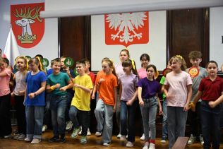 Uczniowie klasy 4a i 4b w czasie występu w Starostwie Powiatowym