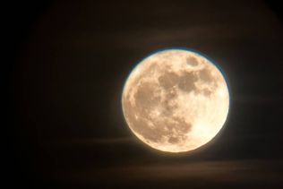 Zdjęcie księżyca nocą wykonane przez Ewelinę Brzyską.