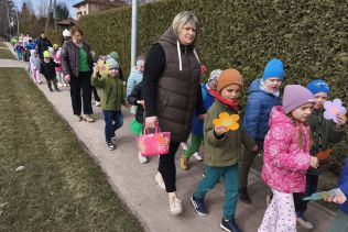 Grupa 6-latków na spacerze w poszukiwaniu oznak wiosny.