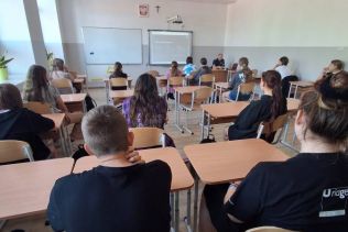 Uczniowie klas 7 i 8 na spotkaniu  z Panem dzielnicowym w ramach og&oacute;lnopolskiej akcji Tydzień dla bezpieczeństwa.