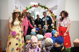 Grupa 3-latków w pierwszy dzień wiosny pozująca do zdjęcia.