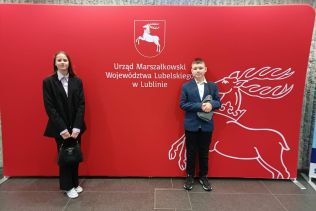 Stypendyści przed wejściem na Galę