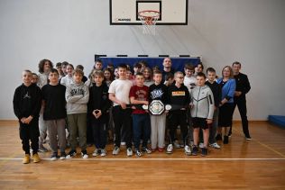 Uczniowie z Panem Konradem