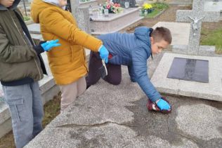 Klasa VI a przy grobie dawnych nauczycieli