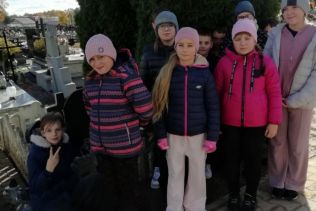 Klasa V a przy grobie bohater&oacute;w września 1939 roku