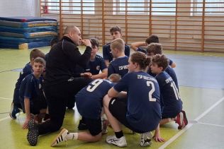Chłopcy podczas rozmowy z trenerem na zawodach
