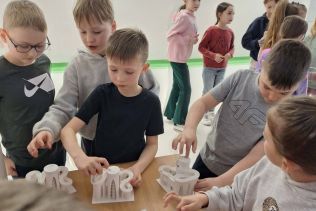Uczniowie badający działanie torów z kulkami
