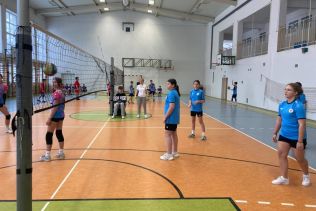 Dziewczęta na boisku na zawodach w siatk&oacute;wkę