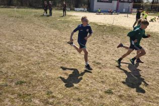 Chłopcy podczas biegu