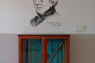 Mural Stanisława Staszica na dolnym korytarzu w budynku szkoły.