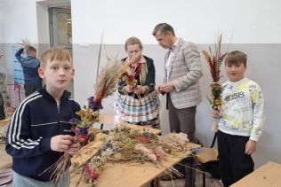 Uczniowie, dyrektor i pani Wójcik wiją palmy