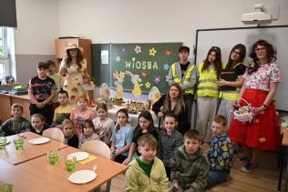 Uczniowie klasy 3a z panią wiosną i wychowawczynią